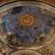 Il soffitto è affrescato e colpisce in particolare la splendida cupola con cielo stellato sorretta da quattro pennacchi con gli evangelisti